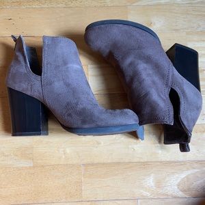 Gray angle boots (heeled boots)